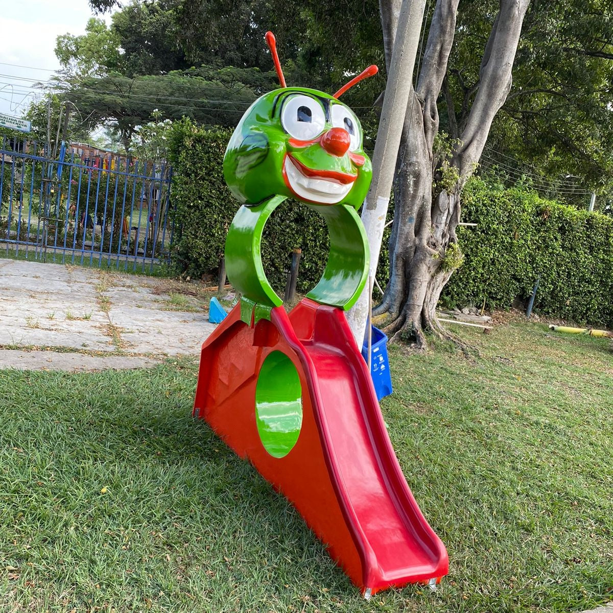 Deslizadero playground cabeza de gusano